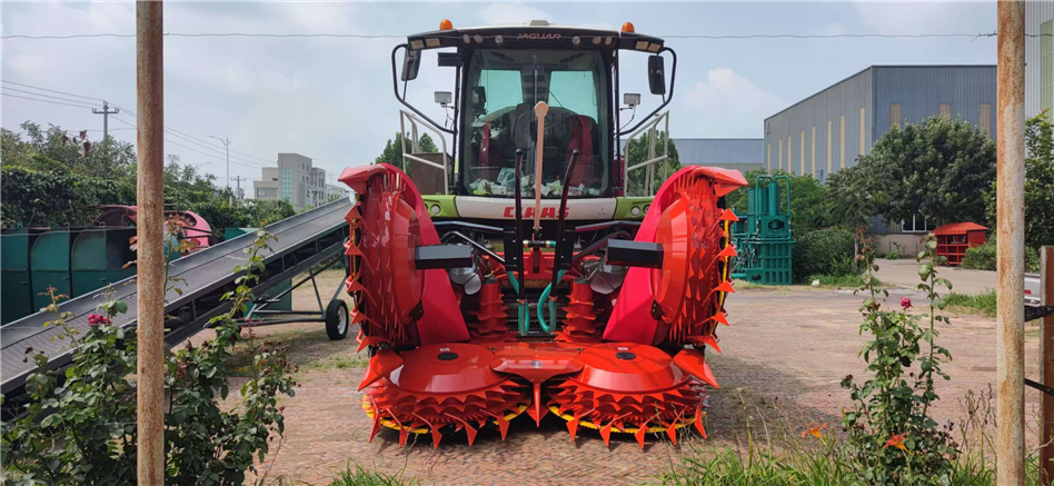 Case introduction of XWD-460PLUS rotary corn header mounted on Claas jaguar 950 forage harvester
