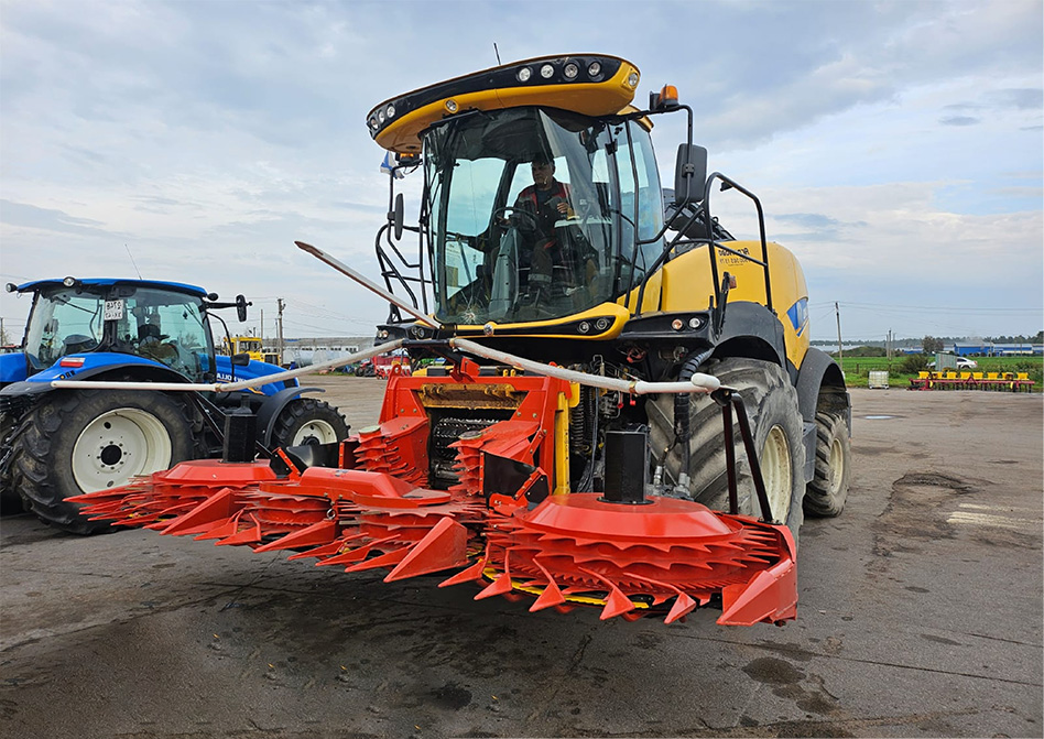 Case of Xinwanda XWD-445PLUS Rotary Corn Header Mounted on NEW HOLLAND Forage Harvester