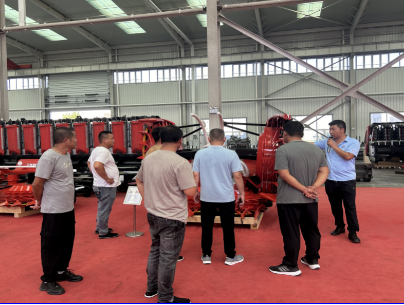 Tangshan Agricultural machinery operators visit Xinwanda